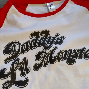 T-Shirt  - "Daddy's lil monster" t-shirt. Den har kortare ärmar än vanligt men har skönt material.