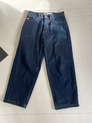 Polar Big Boys Byxor  - Snygga och sköna Polar big boys byxor perfekt för en person som skatar. Dom är i väldigt bra skick då jag endast har använt dom ett fåtal gånger, jag skulle säga att dom är i skicket 8/10. Dom är i storlek S. Jag köpte dom för 1100kr 