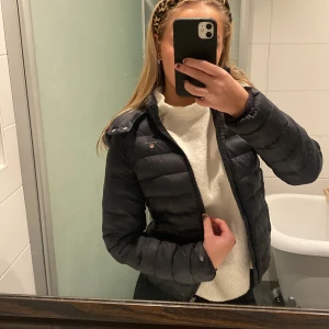 Jacka - Vinterjacka som är i nyskick. Storlek 146/152 men passar en liten XS också🖤 