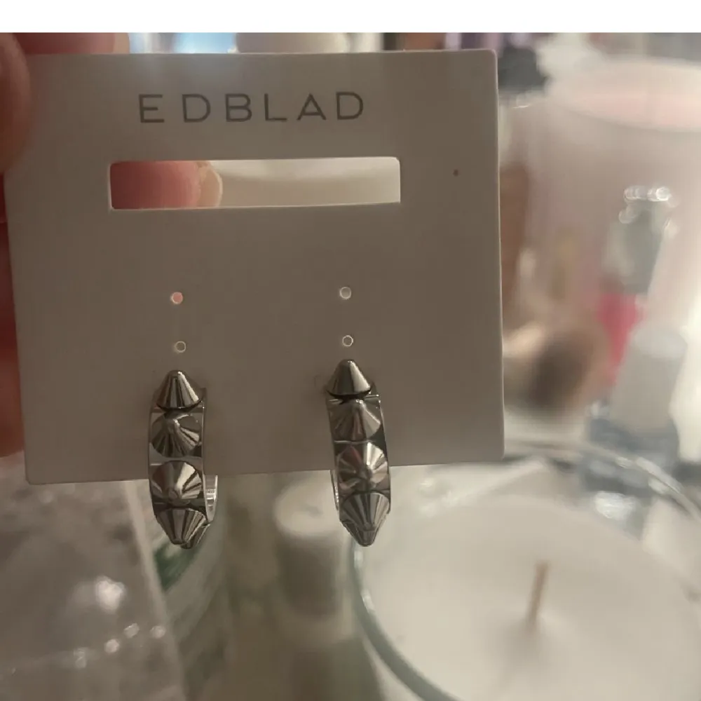 Silver Edblad örhängen, super snygga, säljer för jag fick dom i julklapp o har redan ett par likadana. Aldrig andvända!❤️‍🔥❤️‍🔥kan posta o mötas upp i Stockholm.. Accessoarer.