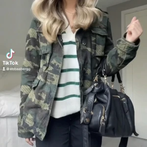 camoflage jacka  - Camoflage jacka från superdry!! Hittar inte någonstans så tror inte att den säljs längre. Originalpris är 1200, säljer för 700 då den knappast är använd! Färgen är lite mer grön i verkligheten!