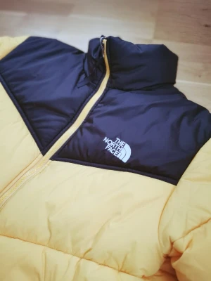 North face jacka stl s - North face jacka i stl S. Finns någon liten fläck på arm som ev går att ta bort. Annars i fint skick. 