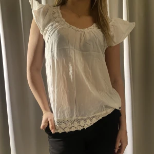 Vit blus - Jättesöt vit spets blus som passar till allt!