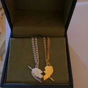 Maria nilsdotter halsband  - Säljer mitt guldiga Maria nilsdotter halsband. Använt kanske 1 eller 2 gånger så som nytt! 