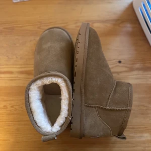 HELT NYA Uggs Mini - Helt nya oanvända Uggs Mini i färgen chestnut Storlek 38