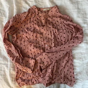 Långärmad rosa blus med röda prickar! - Väldigt söt blus som är i färgerna rosa och röd.