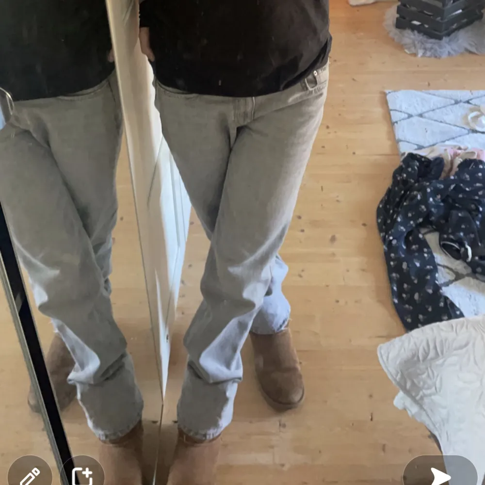 Säljer nu mina ljus gråa low waist straight jeans från Gina. Köpta för 500 säljer fel 180 kr. Jeans & Byxor.