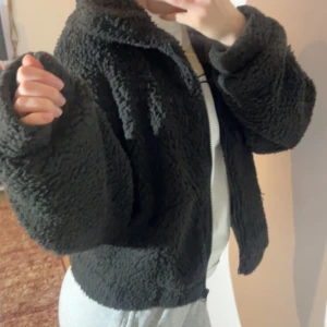 Svart jacka - En super mysig och skön jacka, funkar även som flis. Man håller sig riktigt varm i den. Använt få gånger. Det är i storlek L men passar mig super bra som är en storlek S.