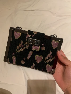 clutch väska - fint skick, aldrig använt, jätte fin till halloween osv