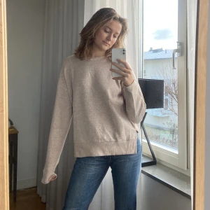 Tunn ”stickad” tröja Stradivarius  - Sjukt skön och mysig tröja från Stradivarius! Har aldrig använt denna💓