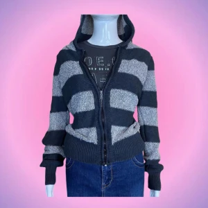 Randig zip up hoodie  - (INTE SÅLD) Så snygg stickad zip up hoodie från Pena House i toppenskick❤️ Den sitter inte jätte oversized på mig som oftast bär storlek S så skulle säga att den är mer S än L. Kan skicka mått privat om de önskas!🥰 Skriv privat vid intresse o frågor🫶🏻