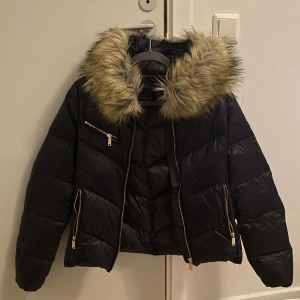 Hollies jacka  - Helt ny, använd få gånger. Storlek 34/xs
