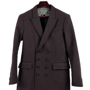 Dubbelknäppt skepparrock - Dubbelknäppt skepparrock från Tiger of Sweden i en varm vinröd ton.   Plagget har en normal passform.   Mått, i cm: Bröst: 108 Rygglängd: 79 Midja: 100 Ärmlängd: 64 Stuss: 120