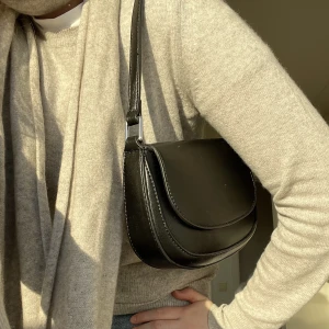 Shoulder bag  - Svart axelväska från mango. Endast använd ett fåtal gånger - superbra skick! Magnetstängning och juserbart axelvand. Liten innerficka och fodrad innuti. 20 cm bred och 16 cm hög. Svarar självklart på alla frågor! Använd gärna köp nu! 👍🏻💥inte äkta läder💥👍🏻