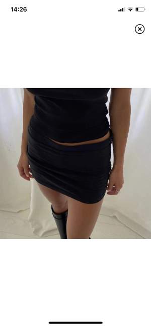Hej! Säljer denna Alobha kjol som tyvärr var lite för stor för mig! Helt ny och kan även tänka mig byta mot en S🖤