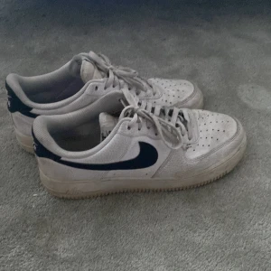 Nike Airforce 1 - Säljer för dom ej kommer till användning. Dom är använda men har mycket liv kvar. Kan tänka mig att gå ner lite i pris vid snabb affär för att jag vill bli av med dom. Kom privat för frågor. Vh Erik