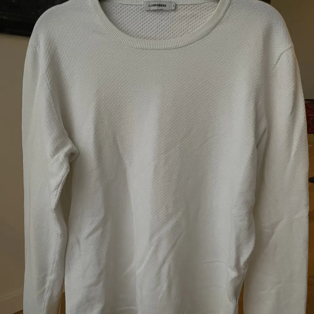 Säljer denna vita J.Lindeberg tröja. Stl S Cond: 8/10 Bra skick och inga defekter, men har använts en del. Bara att höra av sig vid intresse eller om något undras!. Tröjor & Koftor.