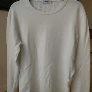 Säljer denna vita J.Lindeberg tröja. Stl S Cond: 8/10 Bra skick och inga defekter, men har använts en del. Bara att höra av sig vid intresse eller om något undras!