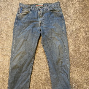 Breda jeans - Sköna blåa jeans för dig med 32 i midjan, passar för dig som är under 180 cm