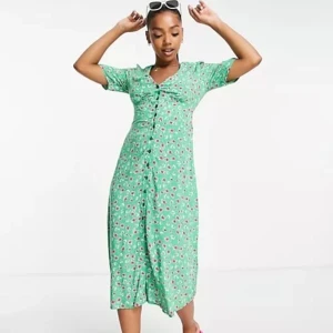 Klänning - Säljer en söt klänning ifrån Asos. Den är aldrig använd då den inte passade. Ursprungspriset är 500 kr.💚 