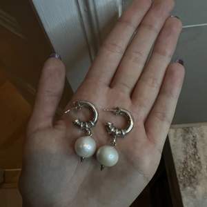 Jag säljer mina fina örhängen i modellen ”Chunky Pierced Pearl Earring”. Dem är i fint skick då dem är sparsamt använda💓 box ingår! 