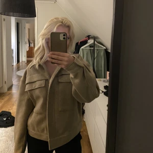 Kort vår jacka - Säljer denna fina korta jacka som påminner om en kort kappa! Blandning mellan grå och beige i färgen! 💕priset kan diskuteras vid snabb affär! skriv för fler bilder eller frågor! Köparen står för frakten
