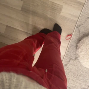 Röda Juicy Couture  - INTRESSEKOLL på mina röda juicy couture i storlek xs men passar som en S. Köptes för 1 099kr på Nelly i våras. Har använts ganska mycket men väldigt sparsamt och i fint skick. Hör gärna av dig vid intresse! 