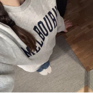 Tröja grå XS - Säljer denna gråa tröja från Gina tricot med tryck ” MELBOURNE ” då den blivit för liten för mig och jag har köpt en ny! Använd 4-5 ggr typ, ny pris 249 säljer för 100 då den inte säljs längre! Frakt tillkommer även på runt 40 kr (STORLEK XS)