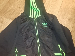 Adidas tröja med dragkedja  - Fin tröja använd en gång 