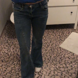 Jeans med låg midja. - Jeans från BDG Urban Outfitters. Använda fåtal gånger. Flare-modell och mycket stretchiga.