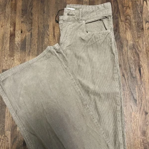 Jeans i Manchestertyg  - Jeans/ Manchesterbyxor som aldrig är använda. 