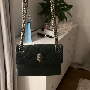 kurt geiger - säljer nu min fina gröna kurt geiger väska! har inga täcken på användning och dustbag medföljer i köpet!