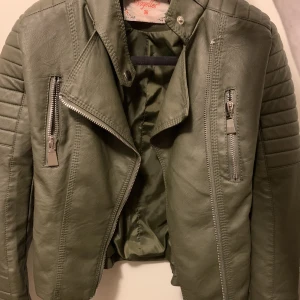 Voyalles skinnjacka - Skinnjacka från chiquelle i olivgrön färg. Köpt får några år sen men Aldrig använd, nyskick