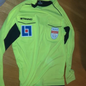 Domartröja - Storleken på den är S och den är oanvänd!!!