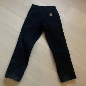 🖤Carhartt byxor🖤 - //Svarta Carhartt WIP Simple Pant💎.// populära byxor med carhartt loggan på bakfickan🍄.// Storlek 29x32🌺.// skick 9,5/10🌏.// bara att höra av sig med frågor/fler bilder🙏.\\