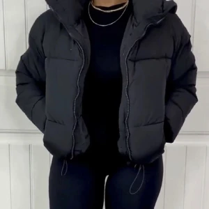 Jacka  - En jätte fin svart vinterjacka. Den ser exakt likadan ut som på bilden. Skriv privat för fler frågor eller bilder