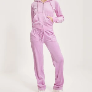 Juicy couture set - Säljer mitt rosa juicy set eftersom det inte kommer till användning. Nästan helt nytt och har inget slitage. Strl L på både överdel och underdel