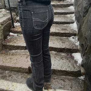 Säljer dessa knappt använda lågmidjade mindre bootcut jeans med snyggt trendigt tryck på baksidan. Sitter jätte bra och har fått många komplimanger för dom!💓Är 169cm🫶🏼