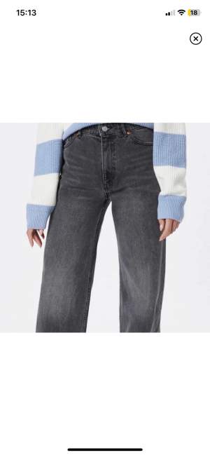 Monki jeans i modellen YOKO. Storlek 29. För stora för mig. Använd fåtal gånger. Frakt tillkommer!