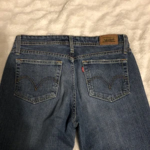 Bootcut jeans - Säljer dessa bootcut levi’s jeans som är lowwaist och jag har bara använt dem 2 gånger efter jag köpt dem på secondhand! Dem är spretade där nere och om ni har frågor mm kontakta!OBS! Dem är i storlek M men passar mig som har runt s och ibland xs 👍