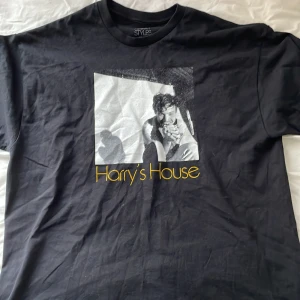 Harry's House T-shirt - Säljer nu denna som jag råkade beställa i fel storlek 😪 har endast testat den och insett att den sitter horribelt på mig så den är oanvänd 💖