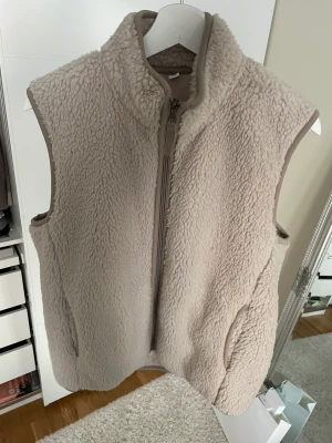Teddyväst - Mysig teddyväst från Uniqlo, sparsamt använd. Säljs då den inte längre kommer till användning! 66 kr frakt tillkommer☺️