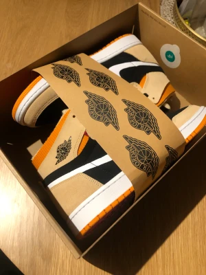 Nike air Jordan 1 High zoom pumpkin orange  - Helt nya , oanvända , inte ens testat dem  Köpte på sneakers and stuff på Södermalm   Original kartong finns med som vissas på bild