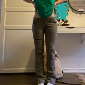 Lågmidjade y2k byxor - Jättesnygga vintage jeans från 2000-talet!! Aldrig använt då de tyvärr är för små🤍🦋🤍Pris kan diskuteras💓💓