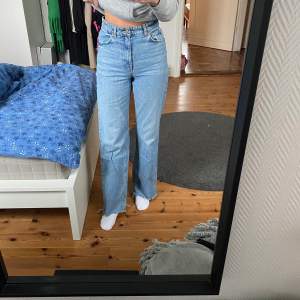 Vida, högmidjade, ljusblåa jeans ifrån Zara storlek 36. De är i gott skick och jag säljer dem då jag växt ur dem. Pris 150kr exl frakt men de går såklart att diskutera💞💞