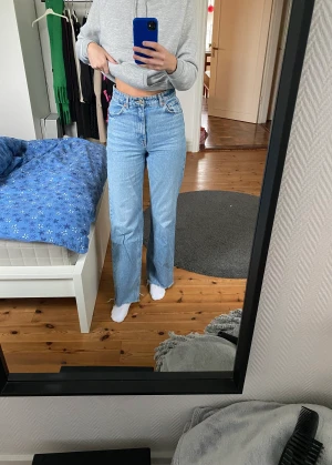 Vida jeans från Zara - Vida, högmidjade, ljusblåa jeans ifrån Zara storlek 36. De är i gott skick och jag säljer dem då jag växt ur dem. Pris 150kr exl frakt men de går såklart att diskutera💞💞
