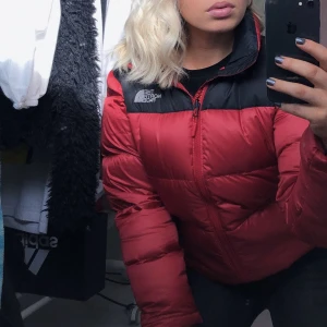 dunjacka - Säljer denna dunjacka från North Face. Lite större i storleken då den är köpt på herravdelning. I fint skick🥰Köparen står för frakten!