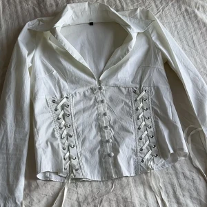 Unik vit korsett skjorta - Korsett-skjorta Storlek: passar S och M. fläckfri och har inga defekter, bevarats i bra skick. möts i stockholm eller fraktar 🖤 man köper genom att kontakta mig. 🎀