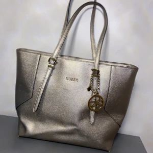 Guess väska - En äkta  Guess väska 