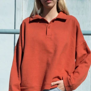 Archer sweater - Fin tröja från brandy melville! Färgen är lite dovare än bilderna visar. Den e oversize!
